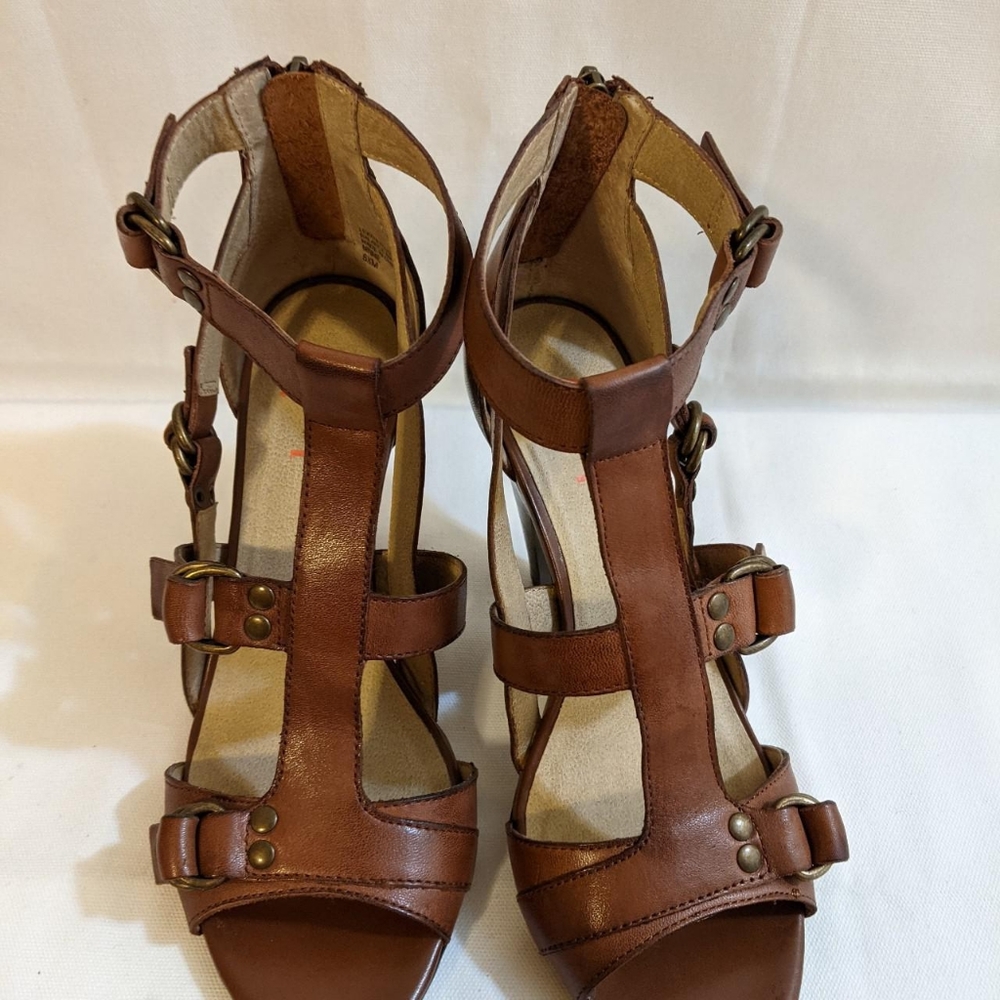 Levity Women's Camel Leather Strappy gladiator Sandals Size 6.5